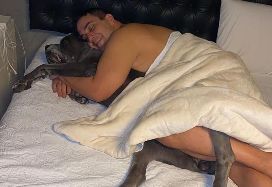 Andre Marques dorme de conchinha com cadela de estimação (Foto: Reprodução/Instagram)