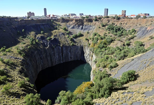 Foto de 2010 mostra a mina de diamente conhecida como 'Big Hole' (Foto: Rodrigo Arangua/AFP)