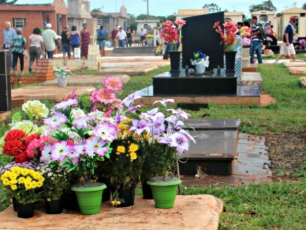 Dia de finados em Campo Grande (Foto: Nadyenka Castro/ G1 MS)