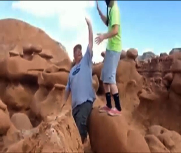 Escoteiro foi filmado derrubando rocha avermelhada de 170 milhes de anos  (Foto: AP)