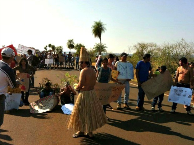 G Ndios Bloqueiam Rodovias De Ms E Protestam Contra Pec