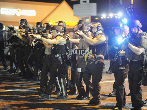 Policiais apontam armas a manifestantes que protestavam na noite desta segunda-feira (19) em Ferguson (Foto: AFP PHOTO / Michael B. Thomas) Policiais apontam armas a manifestantes que protestavam na noite desta segunda-feira (19) em Ferguson (Foto: AFP PHOTO / Michael B. Thomas)