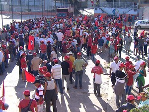 'Marcha pela democracia' deixou Sabará no início da manhã desta quarta-feira (Foto: Reprodução/TV Globo)