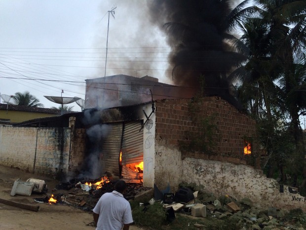 Incêndio em oficina de eletrodoméstico em Surubim, Agreste de Pernambuco, foi contido por moradores (Foto: Carlos Alberto/ Arquivo Pessoal)
