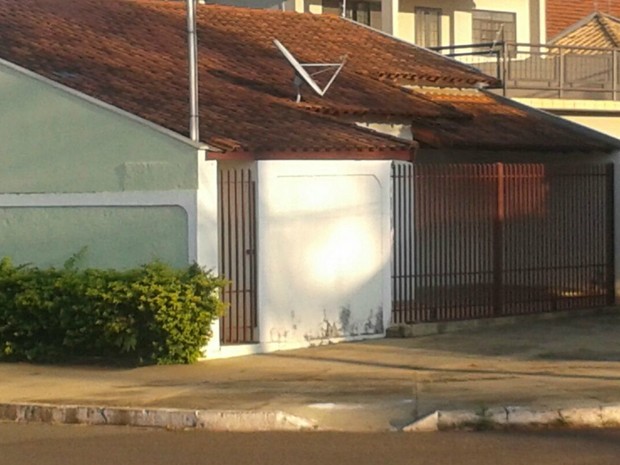 Policiais federais cumprem mandado em casa do bairro Portinho Pache, em Campo Grande (Foto: Osvaldo Nóbrega/ TV Morena) Policiais federais cumprem mandado em casa do bairro Portinho Pache, em Campo Grande (Foto: Osvaldo Nóbrega/ TV Morena)