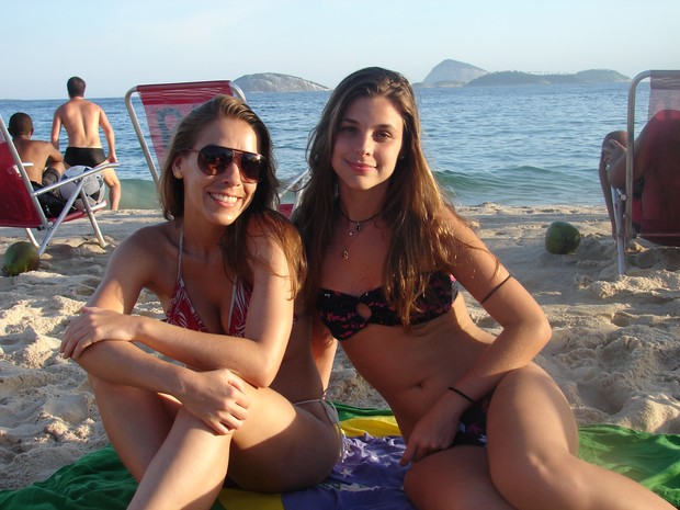 As amigas Paula e Mônica aproveitaram as últimas horas de sol desta sexta na praia de Ipanema  (Foto: Marcelo Elizardo/ G1)