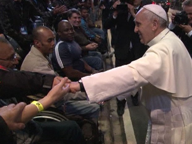 Cadeirantes recebem atenção especial do Papa Francisco. (Foto: Affonso Andrade/G1)