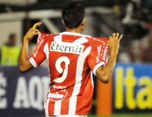 Kieza comemora gol contra o São Paulo (Foto: Aldo Carneiro / Pernambuco Press)