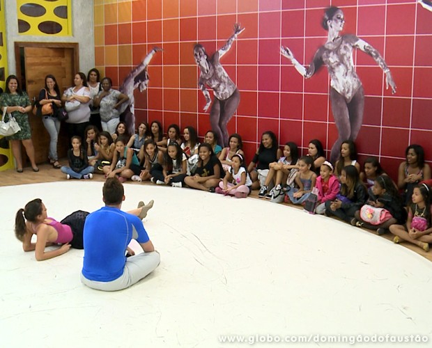 No fim da apresentação, ela bateu um papo com as crianças (Foto: Domingão do Faustão / TV Globo)
