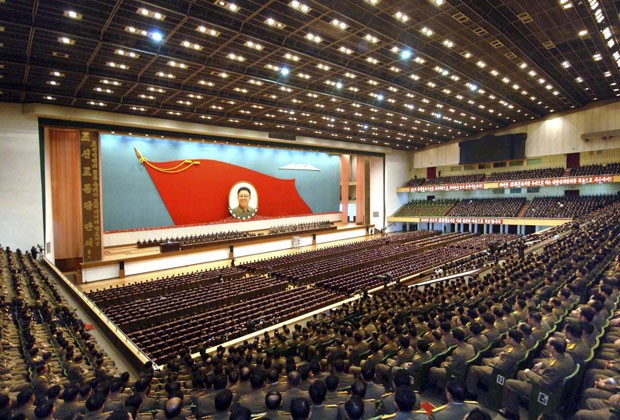 Oficiais norte-coreanos participam de homenagem a Kim Jong-Il (Foto: Reuters)