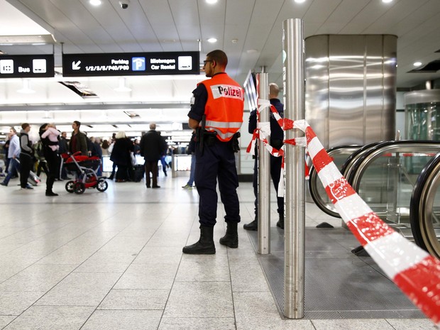 Policial protege área isolada por ameaça no aeroporto de Zurique, na Suíça, nesta segunda-feira (15) (Foto: Arnd Wiegmann/Reuters)