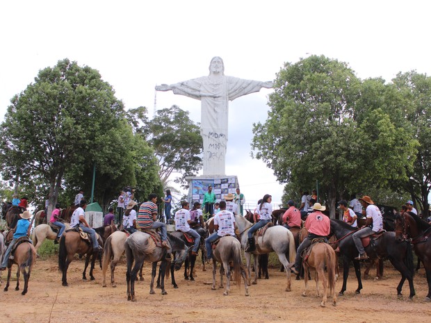 Participantes receberam bênção durante a Carnavalgada. (Foto: Valdivan Veloso/G1)