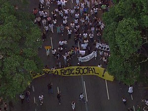 Manifestantes marcham no Centro do Rio com a faixa: &#39;Somos a rede social&#39; (Foto: TV Globo/Reprodução)