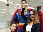 Grávida, Carolina Kasting posa com a filha mais velha antes das férias