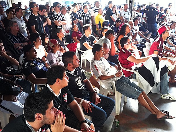 Corintianos comemoram em Cuiabá (Foto: Robson Boamorte/GloboEsporte.com)