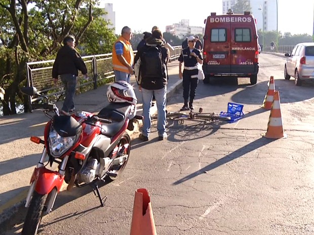 G1 Ciclista Quebra Perna Ao Ser Atingido Por Moto No Centro De