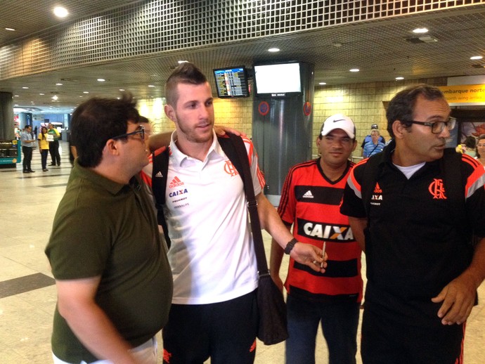 Paulo Victor, Desembarque do Flamengo em Recife (Foto: Carlos Mota / Globoesporte.com)