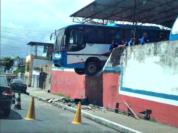 Área foi isolada para facilitar operação de retirada do veículo (Foto: Jorge Corrêa Neto)