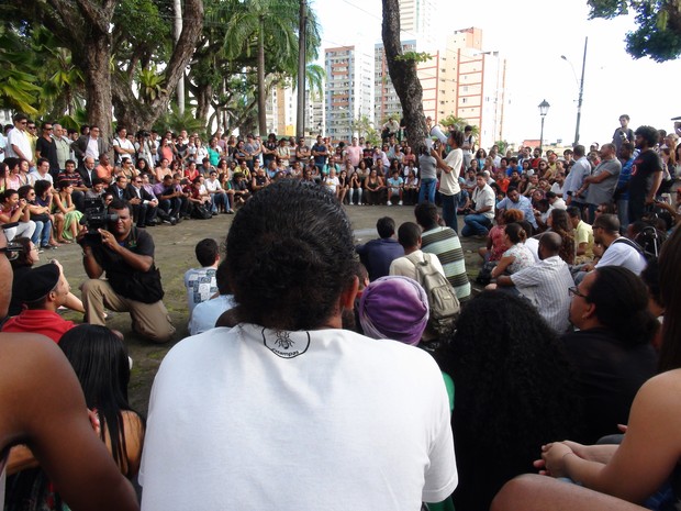 Grupo de manifestantes se reúne no Passeio Público para apresentar carta de reivindicações (Foto: Ruan Melo/G1 Bahia)
