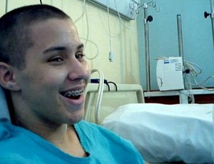 Gabriel Diniz, lutador de jiu-jítsu, no hospital (Foto: Reprodução/TV Gazeta)