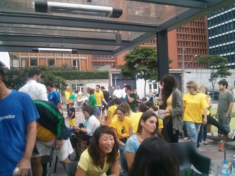 Manifestantes se aglomeram sob a marquise na porta do restaurante Spot, em São Paulo