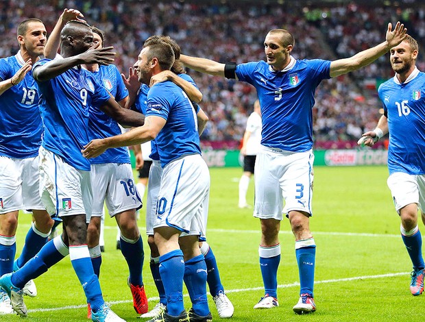 Mario Balotelli comemora gol da Itália contra a Alemanha (Foto: AP)