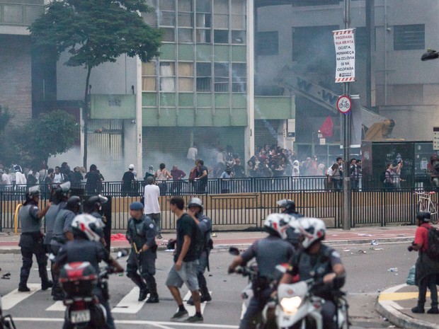 Bombas de gás lacrimogênio são atiradas contra manifestantes durante ato contra o aumento da tarifa de ônibus em São Paulo (Foto: Marcelo Brandt/G1)