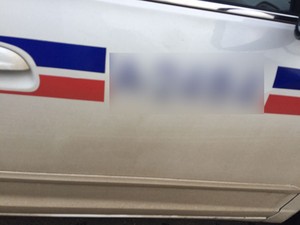 Após descer do carro a jovem chegou a tirar uma foto de parte do veículo para poder denunciá-lo. (Foto: Mirela Maia/ Arquivo Pessoal)