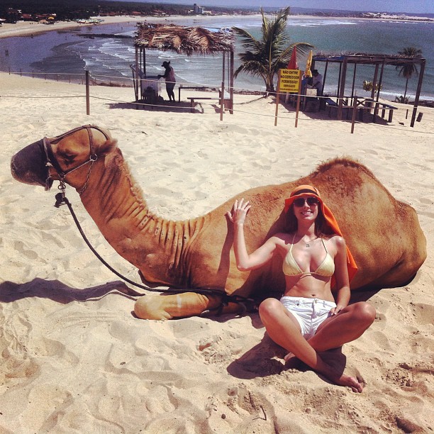 EGO - Miss Brasil posa com camelo em praia do Nordeste - notícias de Famosos