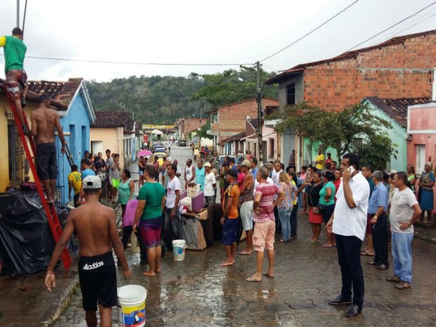 Vizinhos usaram mangueiras e baldes com água para combater o fogo (Foto: Giro em Ipiaú) Vizinhos usaram mangueiras e baldes com água para combater o fogo (Foto: Giro em Ipiaú)