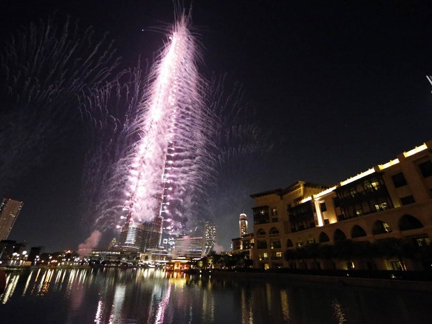Fogos de artifício explodem ao redor do Burj Khalifa, o edifício mais alto do mundo, em Dubai, depois que a cidade dos Emirados Árabes Unidos foi eleita a sede da World Expo 2020, na noite de quarta-feira (27). São Paulo também participava da disputa. (Foto: Karim Sahib/AFP)