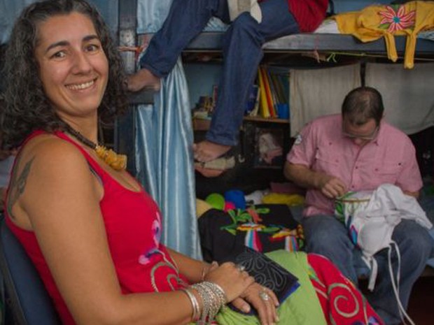 Empresária teve resistência da família ao começar a lidar com presos. "Eu precisava de pessoas com tempo para bordar", diz. (Foto: Júlio César Mahr ) Empresária teve resistência da família ao começar a lidar com presos. "Eu precisava de pessoas com tempo para bordar", diz. (Foto: Júlio César Mahr )