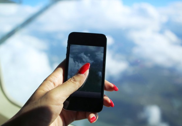 Por que temos de usar o 'modo avião' e voos? Celular interfere mesmo?