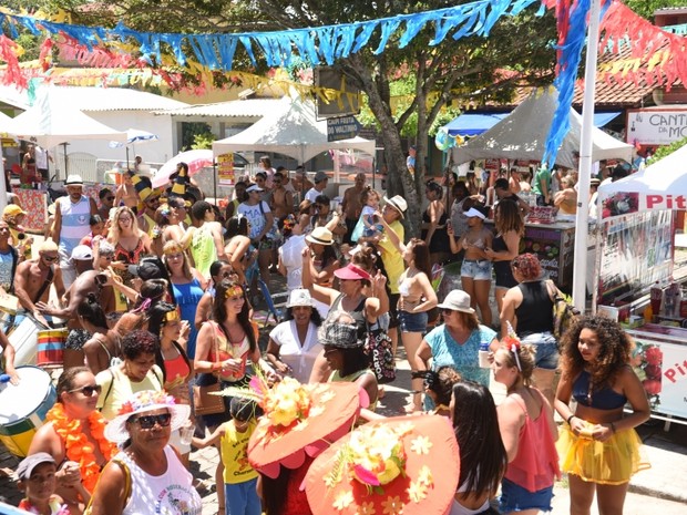 Foliões agitam balneário de Manguinhos (Foto: Fernando Madeira/ A Gazeta)