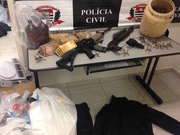 Polícia mostra fuzil, escopeta e pregos similares aos utilizados durante o assalto à Protege (Foto: Divulgação/Polícia Civil)