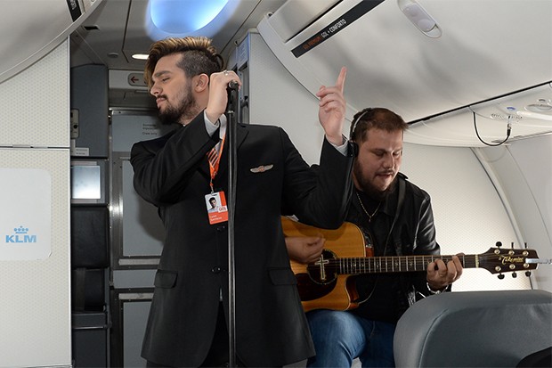 Pocket show de Luan Santana a bordo do Boeing 737-800  (Foto: Francisco Cepeda/AgNews)