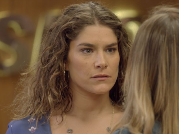 Contadora se sente pressionada pela mãe de Beto (Foto: TV Globo)