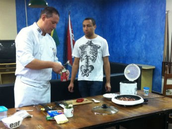 Rafael Oliveira também auxiliou o chef no preparo (Foto: Fernando Castro/G1)