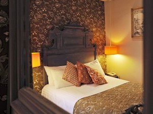 Iniciativa reúne cinco hotéis três e quatro estrelas da capital francesa até o dia 10 de agosto (Foto: BBC)