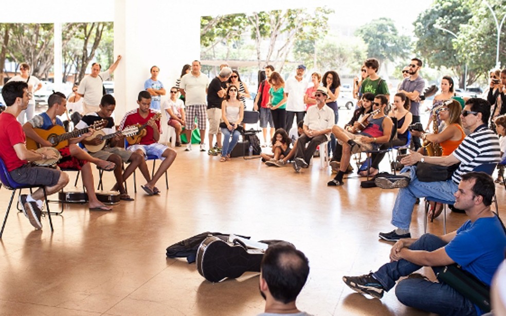 Aluinos da Escola de Choro aprendem a tocar vários instrumentos (Foto: Renata Samarco/Divulgação)