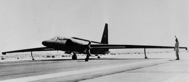 Foto da CIA mostra avião U-2 sendo testado no local conhecido como Área 51 (Foto: CIA/AP)