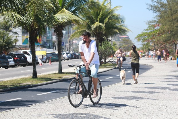 Thiago Lacerda andando de bicicleta (Foto: Dilson Silva / Agnews)