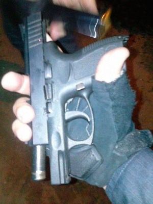 Pistola .40 roubada de policial baleado foi achada com adolescentes apreendidos em Natal (Foto: Felipe Gibson/G1)
