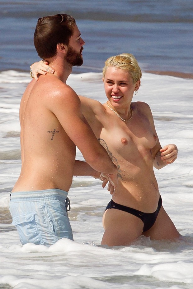 Miley Cyrus e Patrick Schwarzenegger em praia no Havaí (Foto: AKM-GSI/ Agência)
