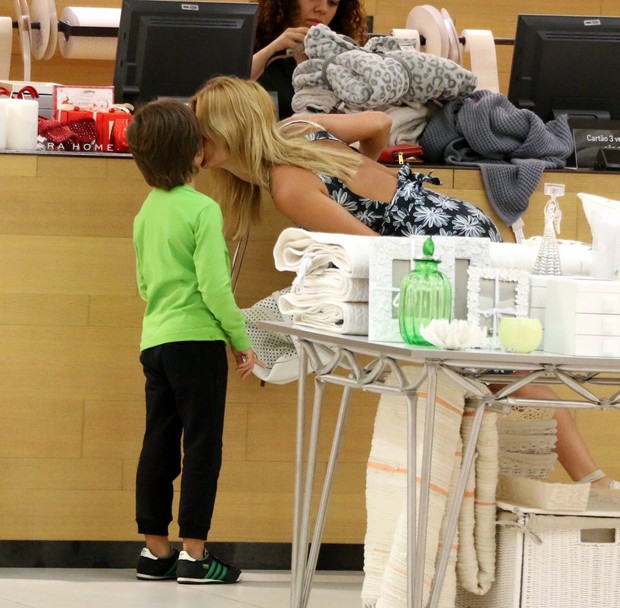 Carolina Dieckmann no shopping com o filho (Foto: Marcus Pavão / AgNews)