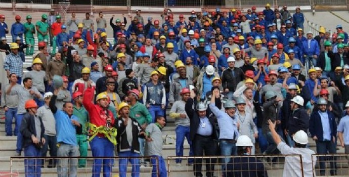 Operários da Arena Palmeiras viram torcedores em teste de impacto