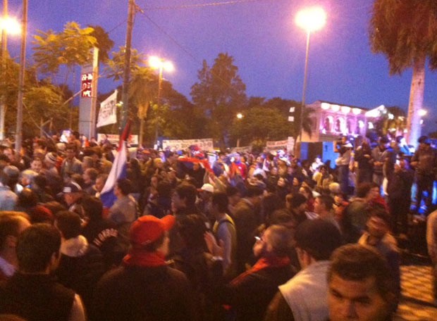Manifestantes protestam contra o impeachmente de Lugo, após terem sido parcialmente dispersados por bombas de gás (Foto: Amauri ArraisG1)