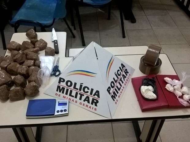 PM recebeu denúncia de que rapaz guardava armas e drogas em casa (Foto: Divulgação / Polícia Militar)