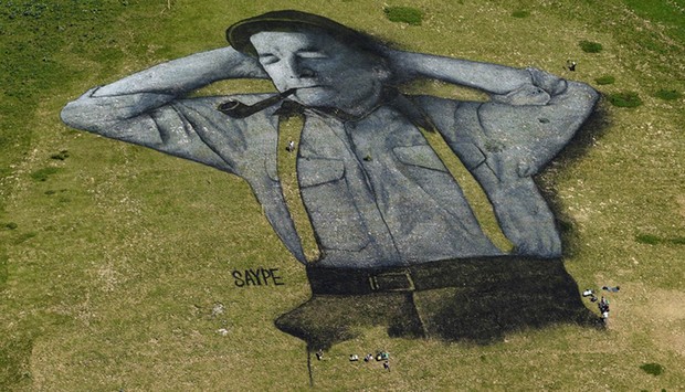 Saype fez uma enorme pintura em um gramado de Chaux-de-Mont (Foto: Alain Grosclaude/AFP)