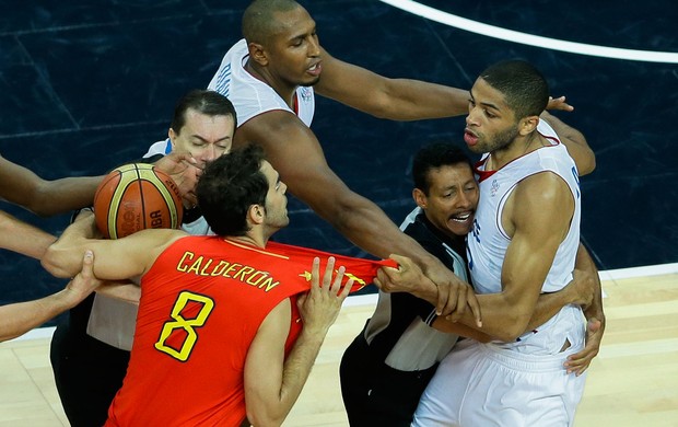basquete nicolas batum frança briga com Calderon espanha londres 2012 (Foto: Agência AP)